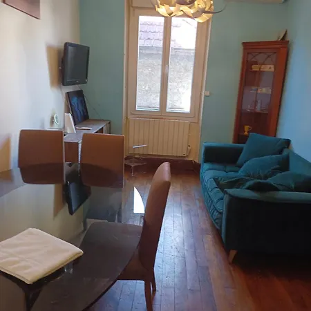 Trois Pieces Etage 1 Proche Du Centre *