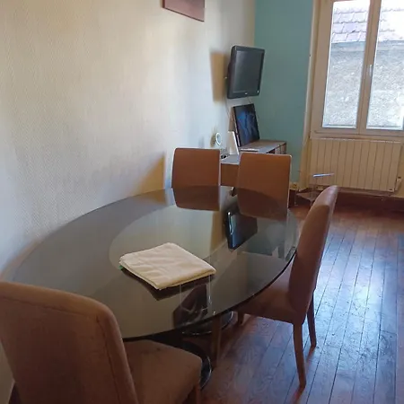 Trois Pieces Etage 1 Proche Du Centre *